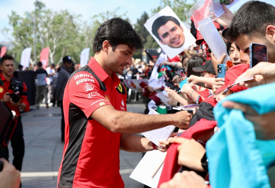 “Ferrari” komandasının pilotları Bakıda azarkeşləri ilə görüşüblər