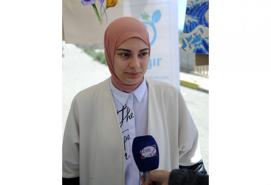 “Cığır” İctimai Birliyinin könüllüsü Neslihan Məmmədova: Sərgidən əldə olunan gəlirləri atasız uşaqlara ünvanlayırıq