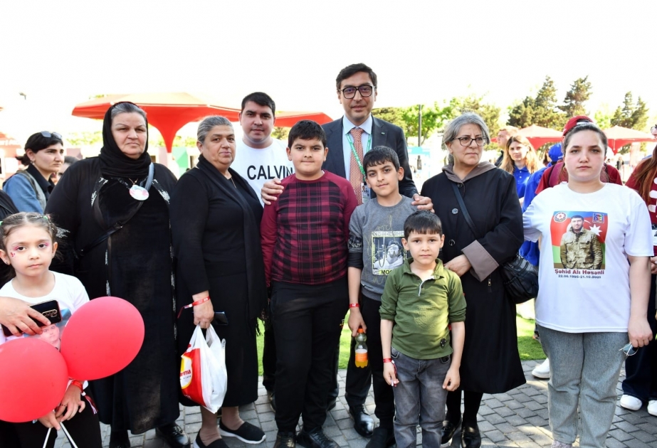 Fərid Qayıbov Azərbaycan Qran-Prisini izləyən şəhid ailələrinin üzvləri və qazilərlə görüşüb