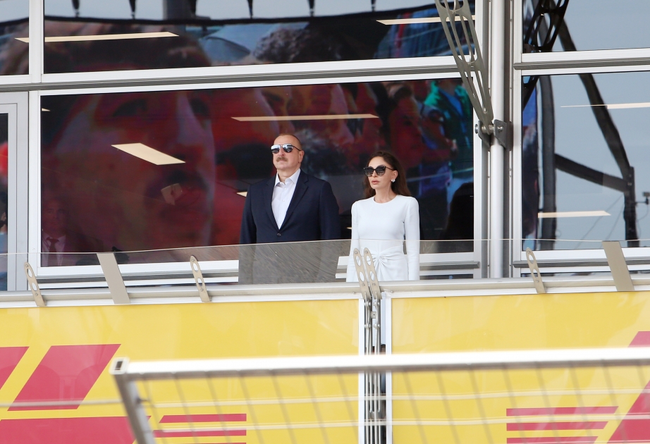 Formel-1-Grand-Prix von Aserbaidschan 2023 in Baku  Präsident Ilham Aliyev und First Lady Mehriban Aliyeva schauen beim vierten Rennen zu VIDEO