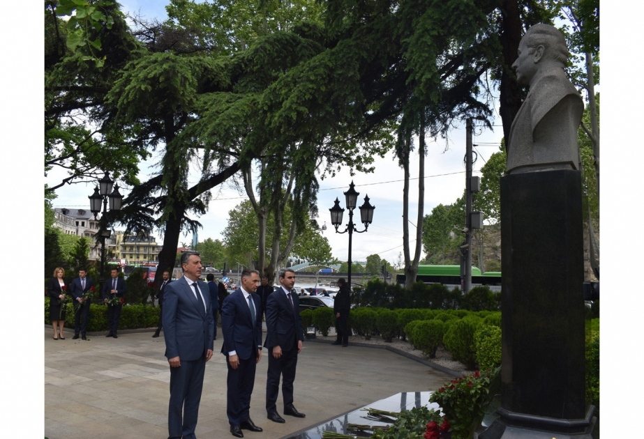 Azerbaijani minister visits monument to National Leader Heydar Aliyev in Tbilisi