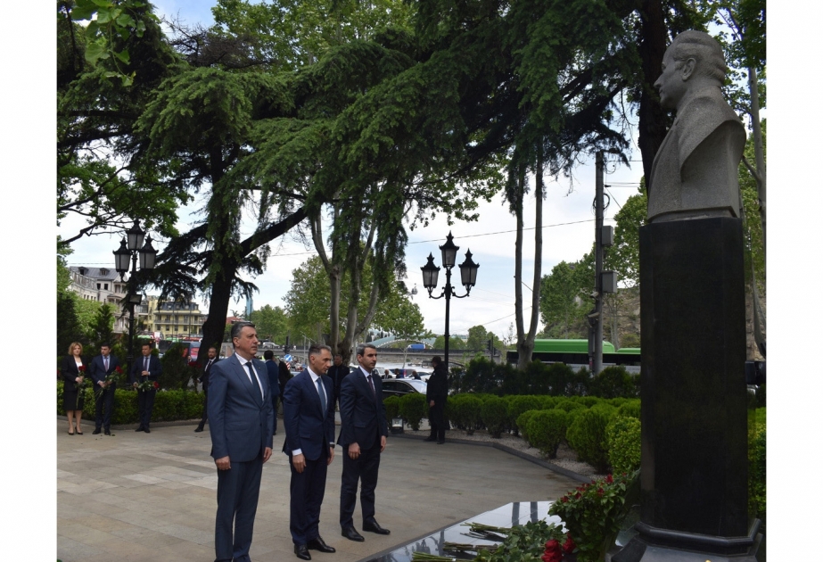 وزير التنمية الرقمية والنقل الأذربيجاني يزور نصب حيدر علييف في تبليسي