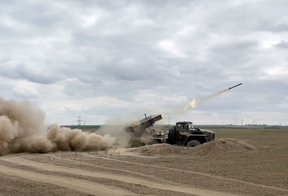 Continúan los ejercicios tácticos con fuego real con las unidades de las Tropas de Cohetes y Artillería del Ejército de Azerbaiyán