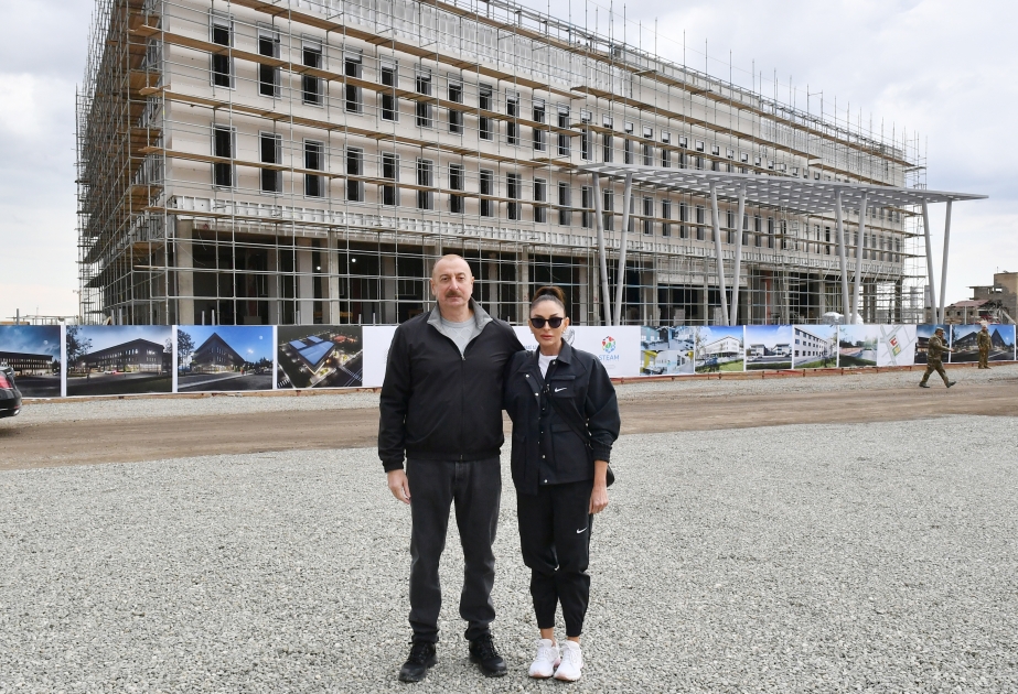 Presidente de Azerbaiyán y Primera Dama participan en la colocación de la primera piedra del tercero barrio residencial en Aghdam