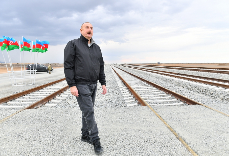 Presidente Ilham Aliyev se familiariza con la construcción de la línea ferroviaria Barda-Aghdam