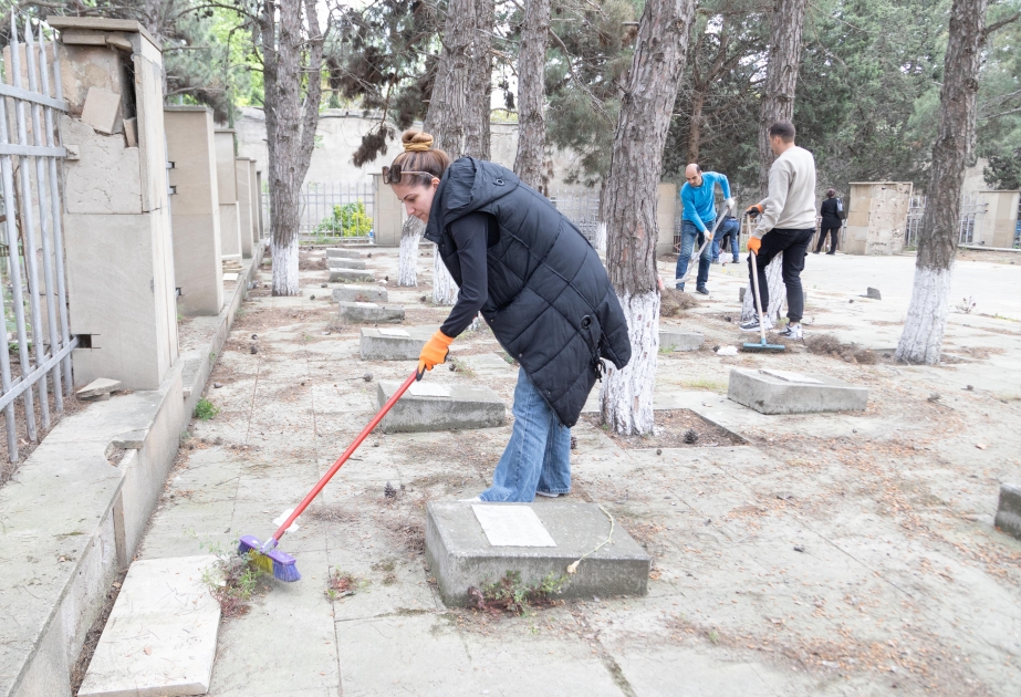 В Баку прошла ежегодная акция по благоустройству захоронений советских воинов