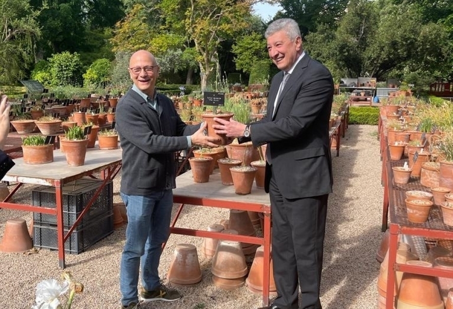 Se regala la flor "Kharybulbul" al Real Jardín Botánico de Madrid
