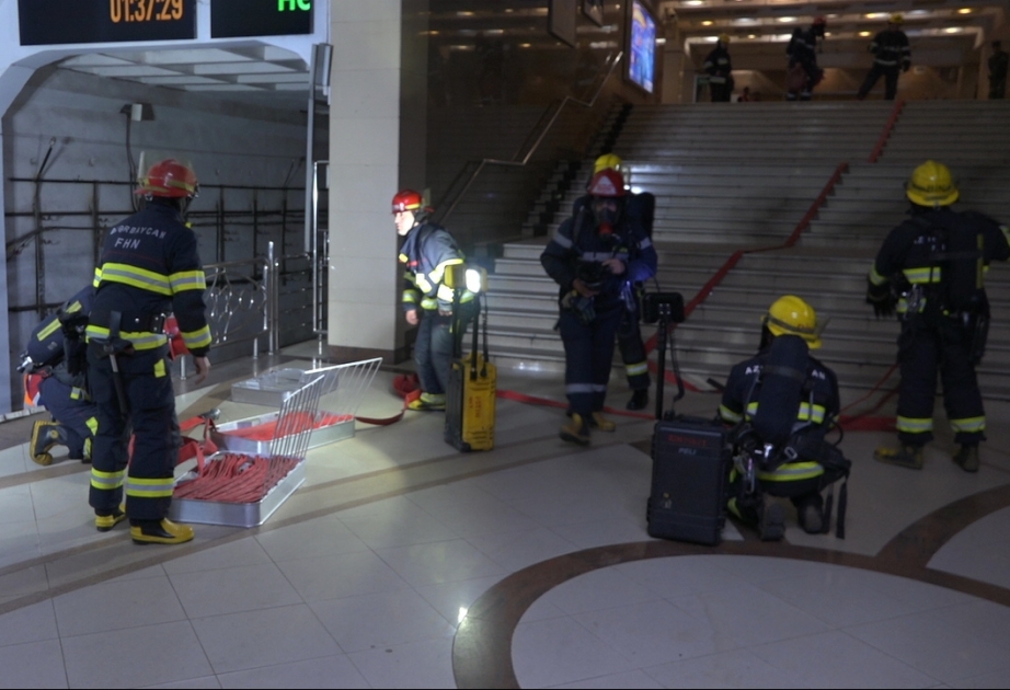 “Azadlıq” metro stansiyasında təlim: Yanğın “söndürülüb”, “zərərçəkmişlər” təxliyə olunub