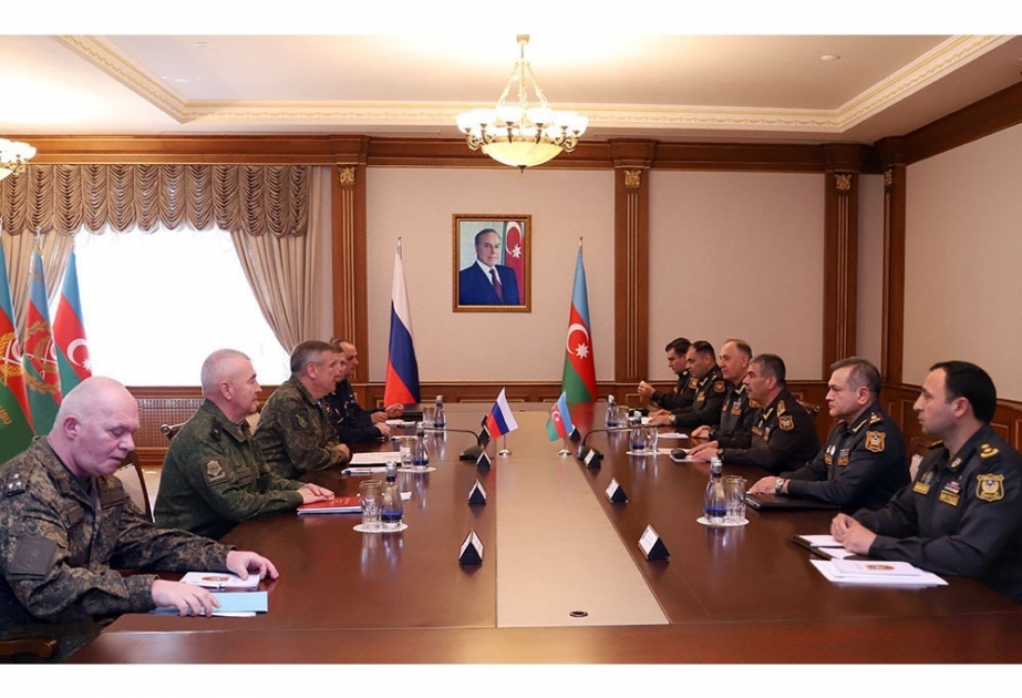 El Ministro de Defensa de Azerbaiyán se reúne con el nuevo comandante de las fuerzas de paz rusas