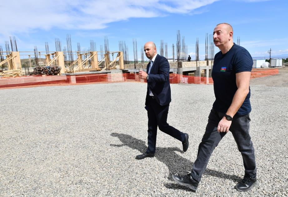 Le président Aliyev inspecte l’avancement de la construction d’un bâtiment scolaire dans la ville de Djabraïl VIDEO