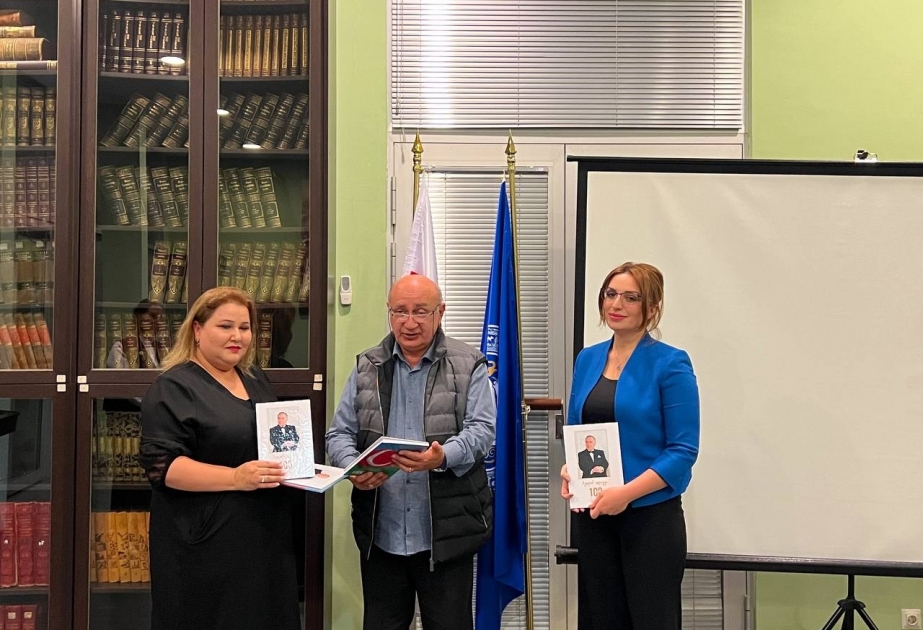 “Heydər Əliyev–100” kitabı Tbilisi Dövlət Universitetinin kitabxanasına təqdim olunub