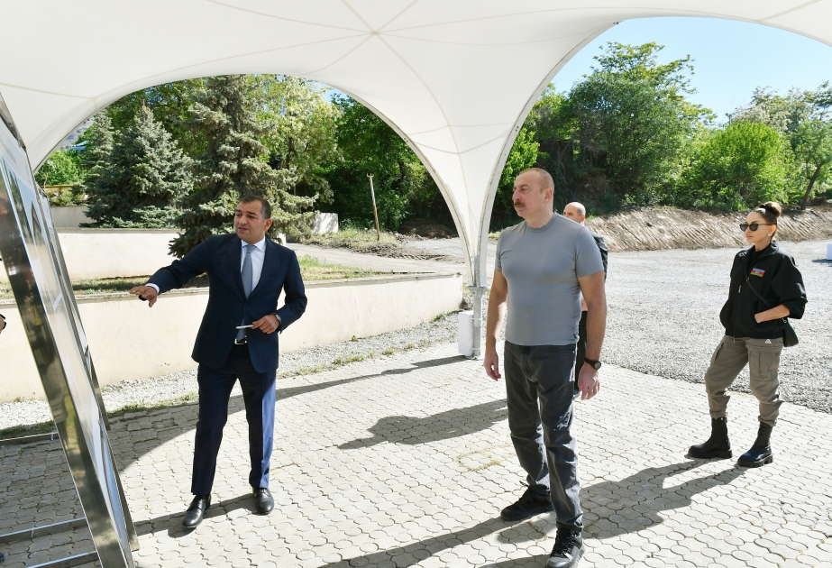 Präsident Ilham Aliyeva und First Lady Mehriban Aliyeva werden über Konzept für touristische Entwicklung von Hadrut informiert VIDEO