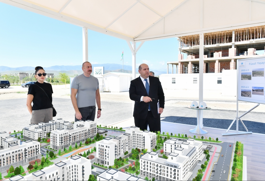Füsuli: Präsident Ilham Aliyev und First Lady Mehriban Aliyeva machen sich mit Fortschritt beim Bau einer Wohnanlage vertraut VIDEO