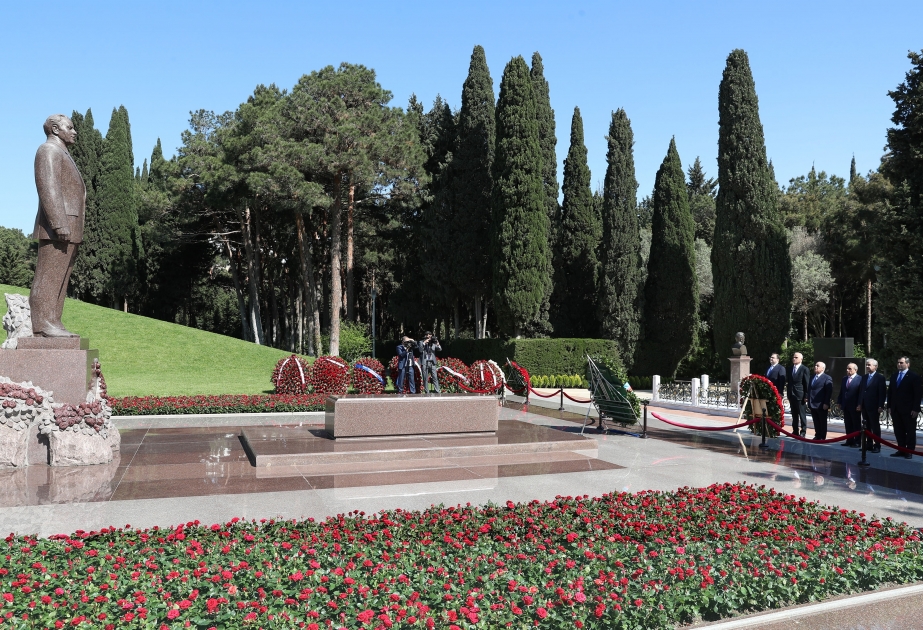 Azerbaijani PM pays tribute to Great Leader Heydar Aliyev