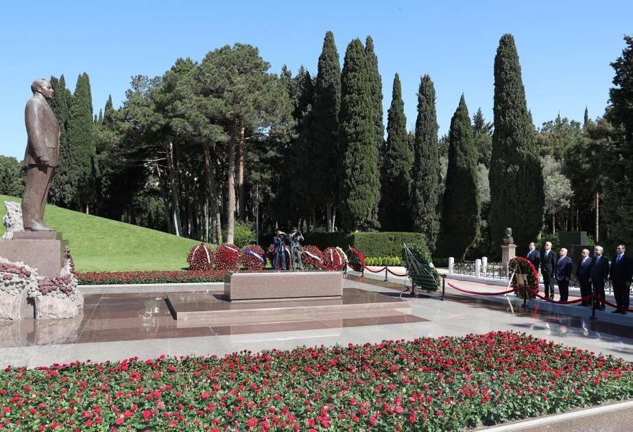 Ali Assadov visite l’Allée d’Honneur et commémore la mémoire du leader national Heydar Aliyev