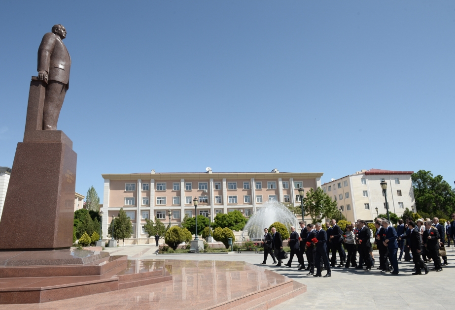 Nachitschewan: Ausländische Diplomaten und Militärattachés besuchen Denkmal und Museum Nationalleader Heydar Aliyev