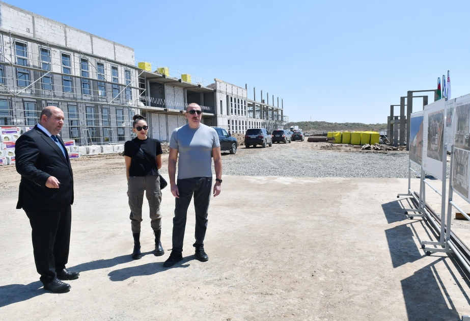 El Presidente Ilham Aliyev inspeccionó las obras de construcción de la escuela que se está construyendo en Fuzuli como regalo en nombre del pueblo uzbeko