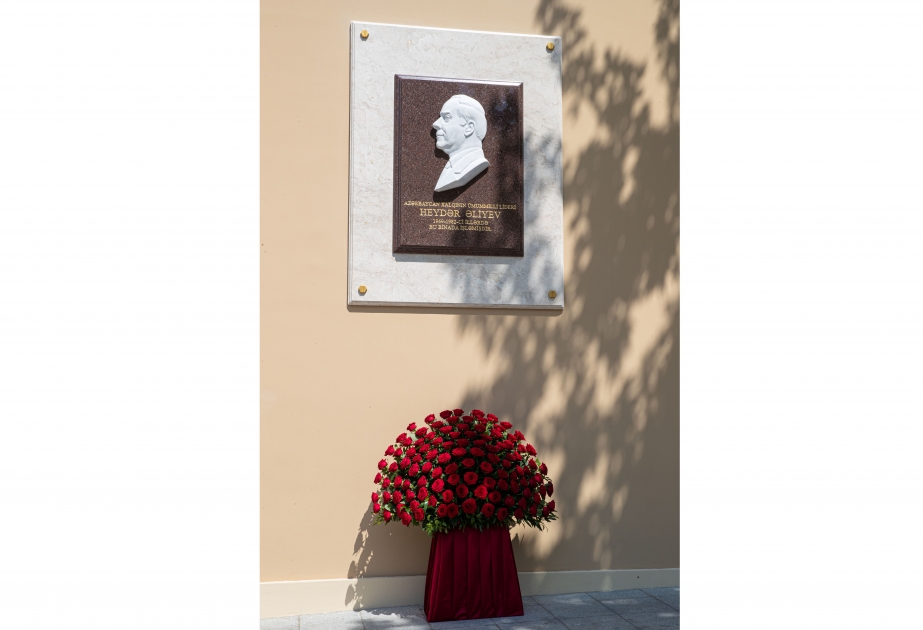 Nazirlər Kabinetində Ulu Öndər Heydər Əliyevin barelyefi açılıb YENİLƏNİB
