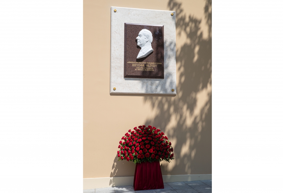 Bas-relief to Great Leader Heydar Aliyev unveiled in Baku