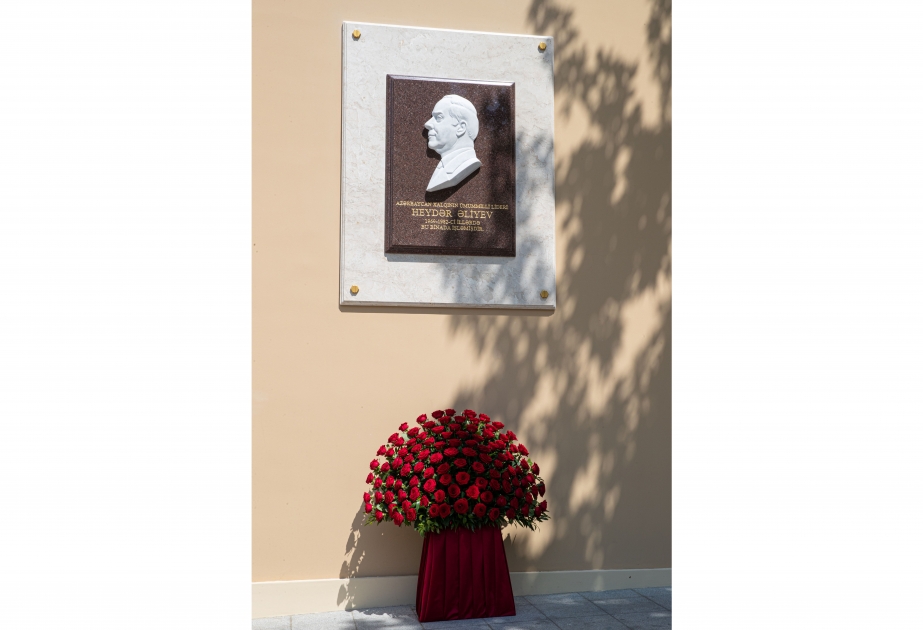 Se inaugura el bajorrelieve del Gran Líder Heydar Aliyev en el Gabinete de Ministros