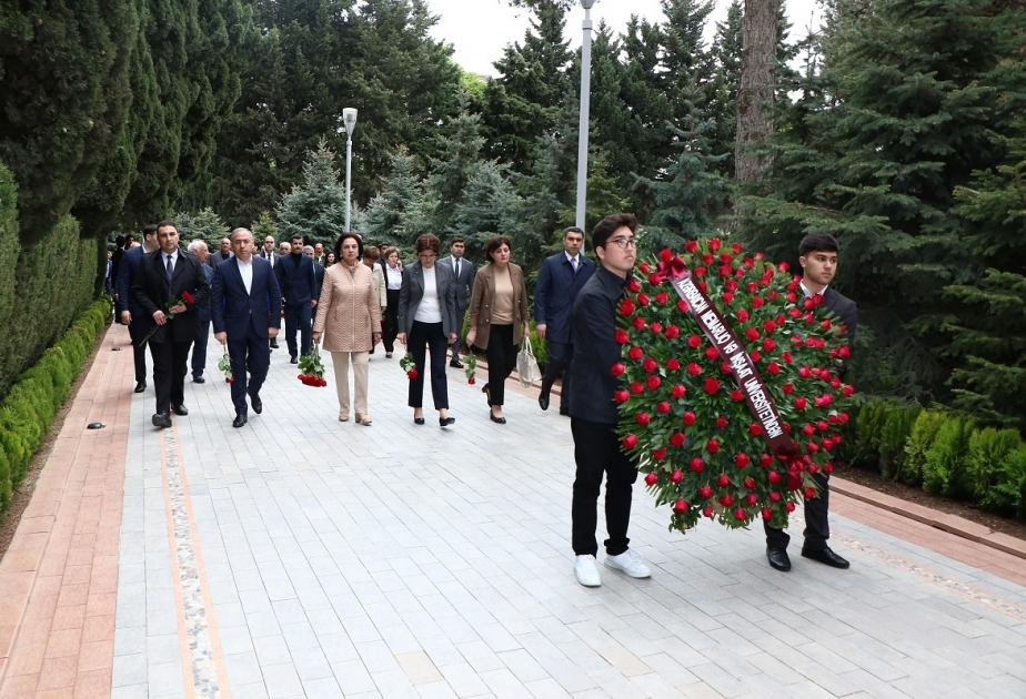 AzMİU-nun kollektivi Ulu Öndər Heydər Əliyevin məzarını ziyarət edib