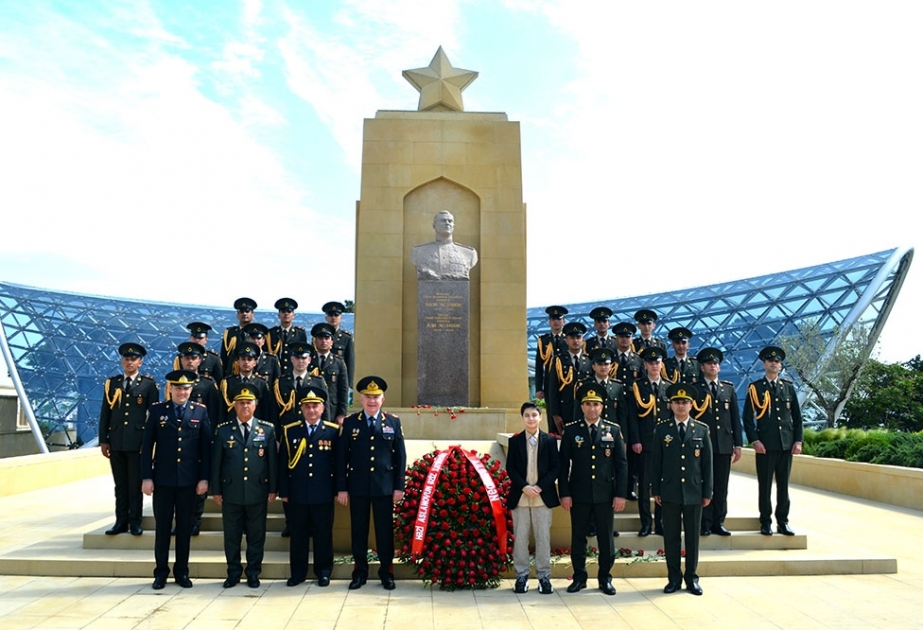 Həzi Aslanovun məzarı ziyarət edilib