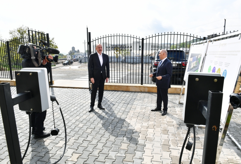 Präsident Ilham Aliyev und First Lady Mehriban Aliyeva nehmen an einer Reihe von Einweihungs- und Spatenstichfeiern in Schuscha teil