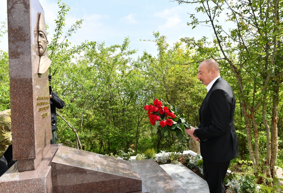 El Presidente Ilham Aliyev visita la tumba de Mir Mohsun Navvab Karabají en la llanura Jidir