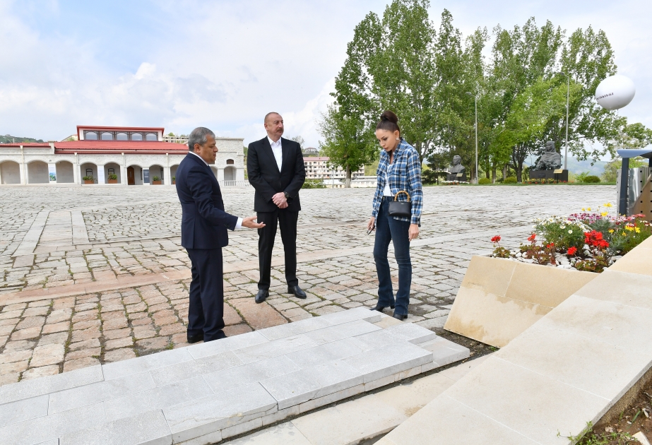 El Presidente de Azerbaiyán y la Primera Dama examinaron las obras que se realizarán frente al edificio administrativo de la Oficina del Representante Especial en Shusha
