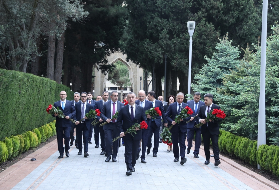 Səhiyyə Nazirliyinin kollektivi Ulu Öndər Heydər Əliyevin əziz xatirəsini yad edib