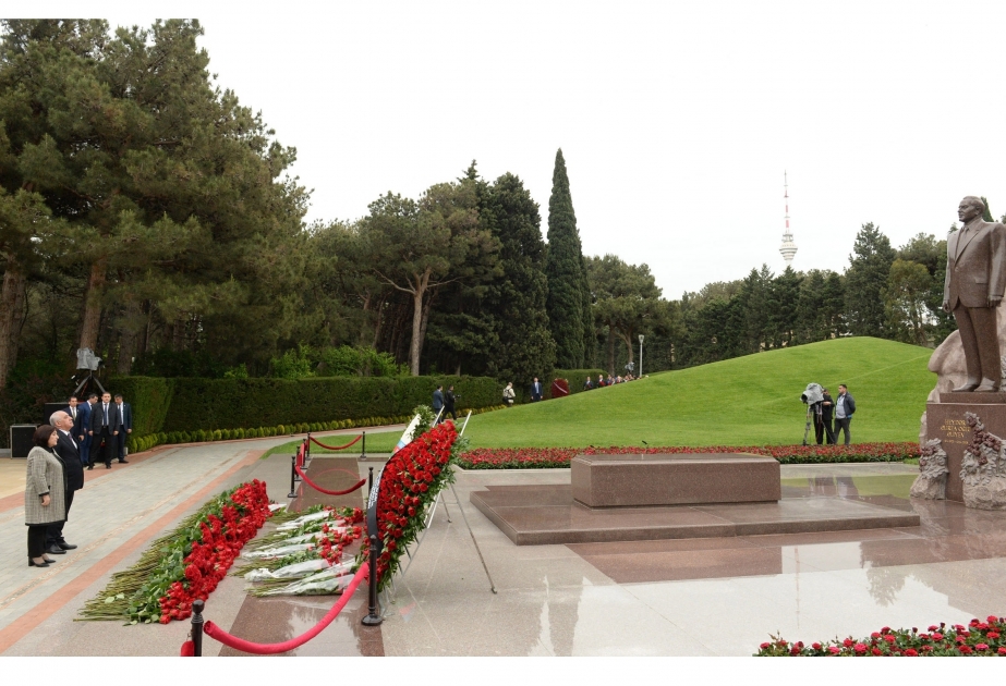 Azerbaijan's state and government officials pay respect to Great Leader Heydar Aliyev