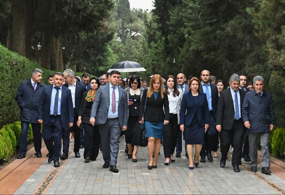 Bakı Şəhəri üzrə Təhsil İdarəsinin kollektivi Fəxri xiyabanı ziyarət edib