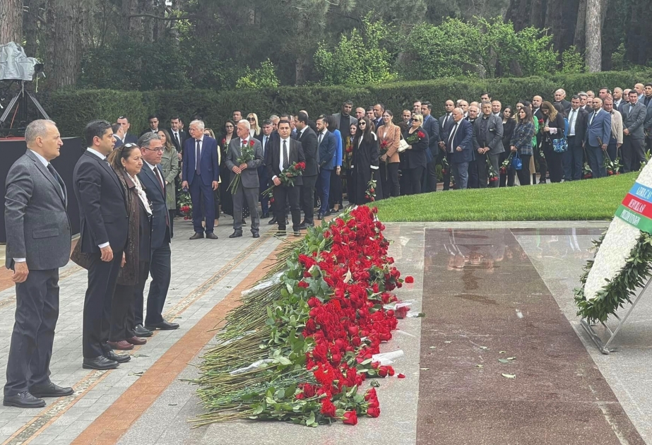 Medianın İnkişafı Agentliyinin və Audiovizual Şuranın kollektivləri Ümummilli Lider Heydər Əliyevin məzarını ziyarət edib