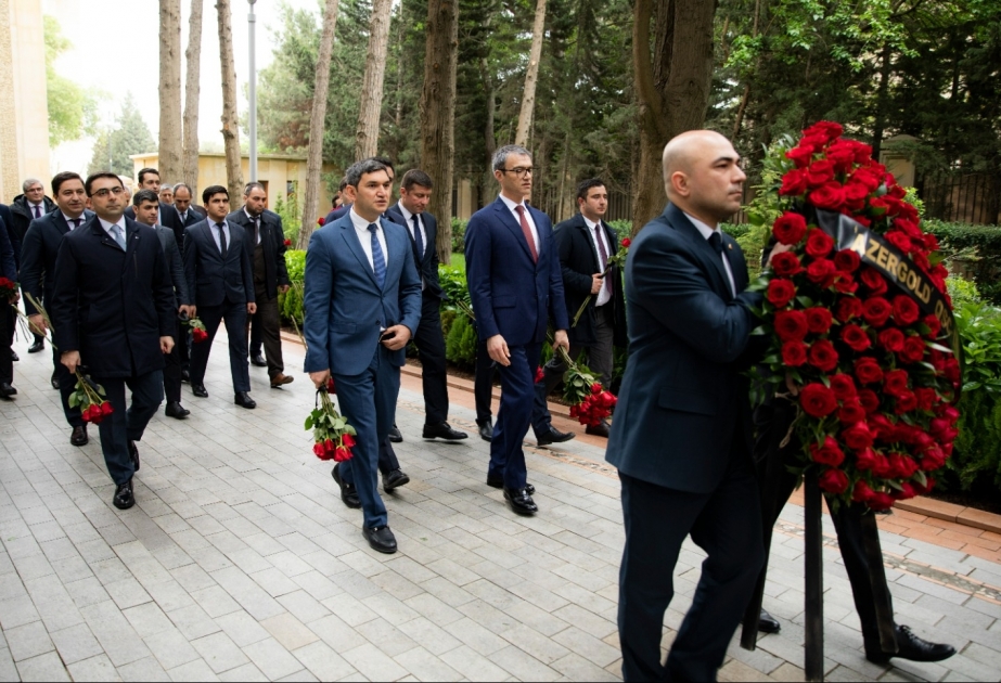 "AzerGold" QSC və törəmə şirkətlərinin kollektivi Ulu Öndər Heydər Əliyevin məzarını ziyarət edib