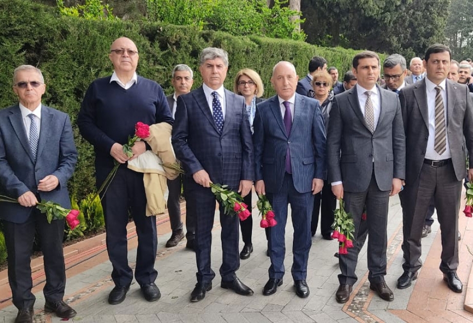 Əqli Mülkiyyət Agentliyinin kollektivi Ulu Öndərin xatirəsini yad edib