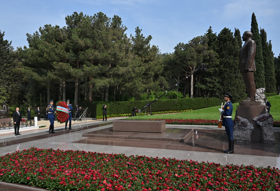 Prezident İlham Əliyev, birinci xanım Mehriban Əliyeva və ailə üzvləri Ulu Öndər Heydər Əliyevin Fəxri xiyabanda məzarını ziyarət ediblər VİDEO