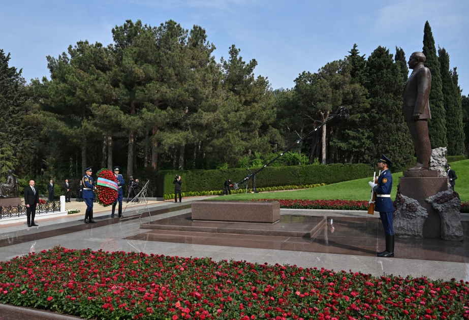 President Ilham Aliyev, First Lady Mehriban Aliyeva and their family members visited tomb of Great Leader Heydar Aliyev in Alley of Honors VIDEO