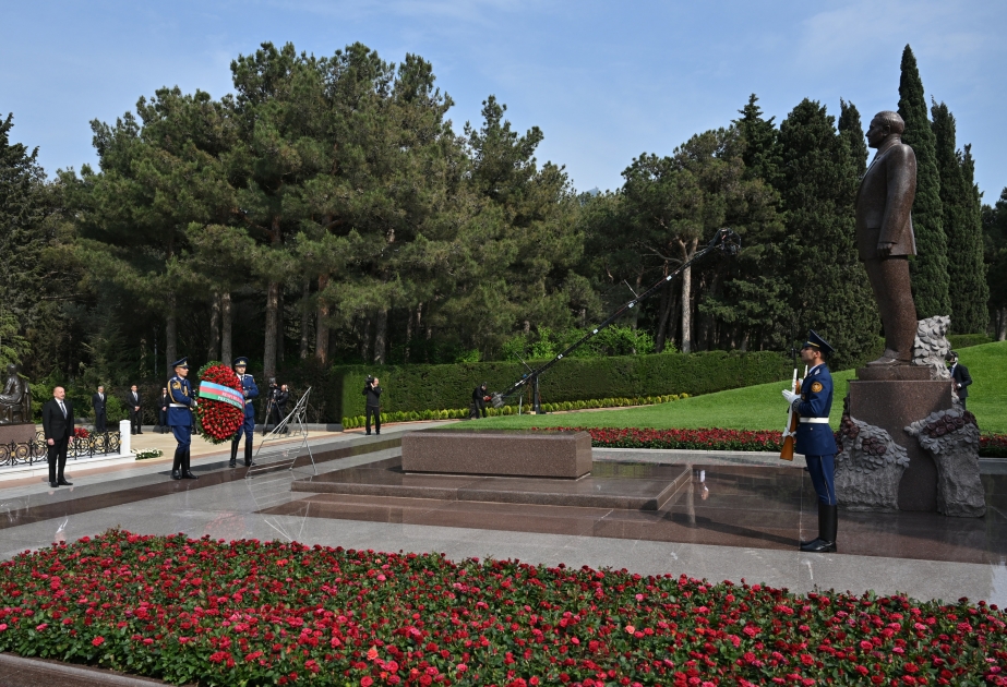 El Presidente Ilham Aliyev, la Primera Dama Mehriban Aliyeva y miembros de su familia visitan la tumba del gran líder Heydar Aliyev en el Callejón de Honor