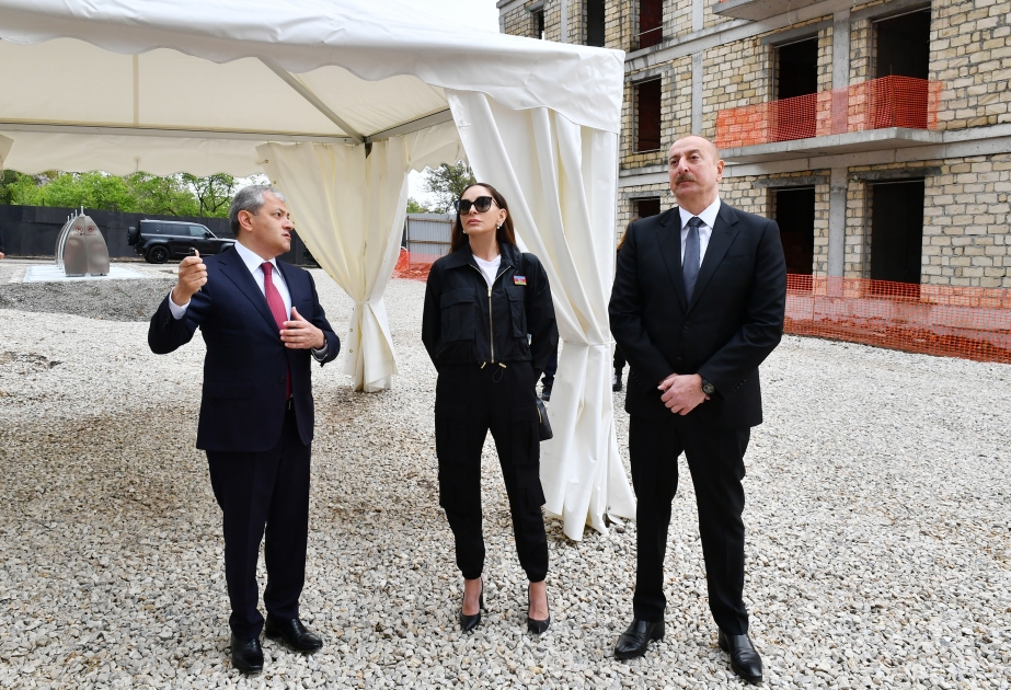 Le président Ilham Aliyev, accompagné de son épouse Mehriban Aliyeva, visite la chantier d'un complexe résidentiel composé de 23 bâtiments à Choucha  VIDEO