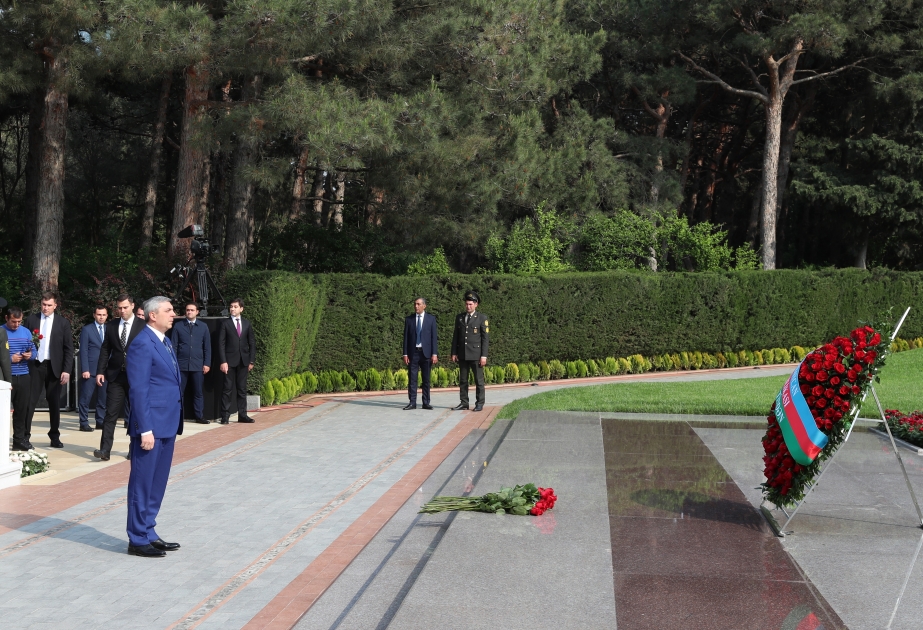 Prezident Administrasiyasının rəhbəri Fəxri xiyabanda Ulu Öndər Heydər Əliyevin məzarını ziyarət edib