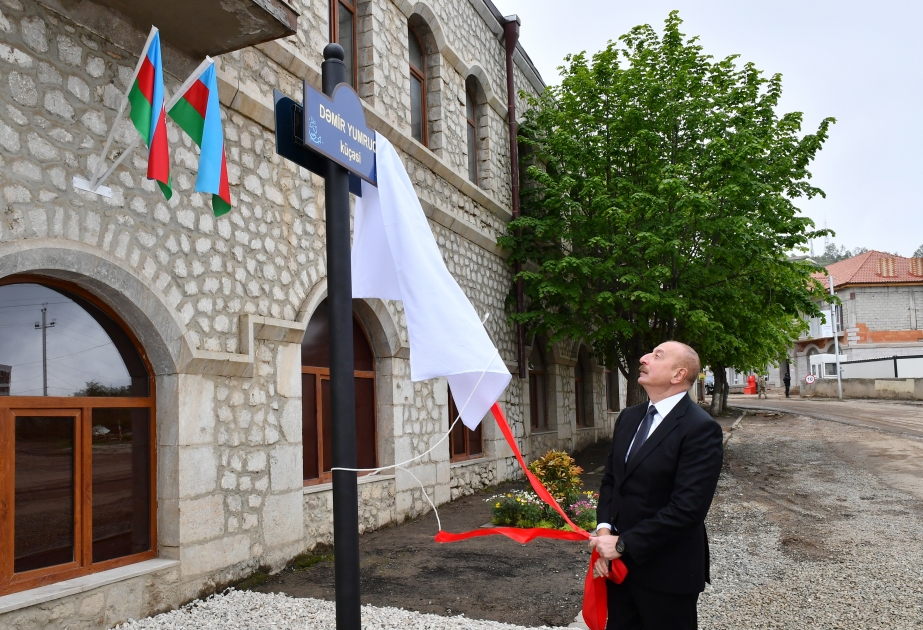 Choucha : le président azerbaïdjanais et son épouse assistent au dévoilement de la plaque de la rue du Poing fermé de fer  VIDEO