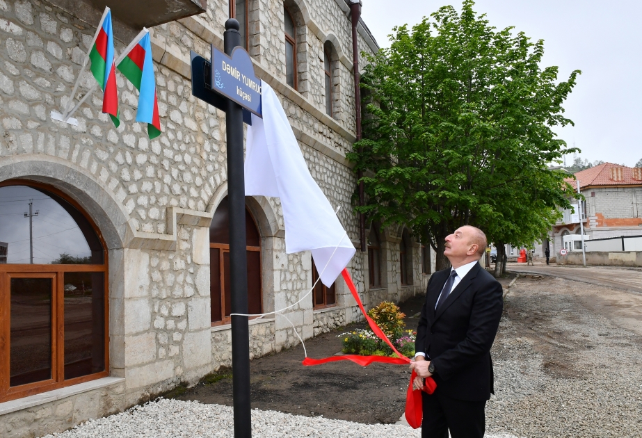 El Presidente de Azerbaiyán y la Primera Dama asistieron a la ceremonia de inauguración del letrero de la calle Puño de Hierro en Shusha