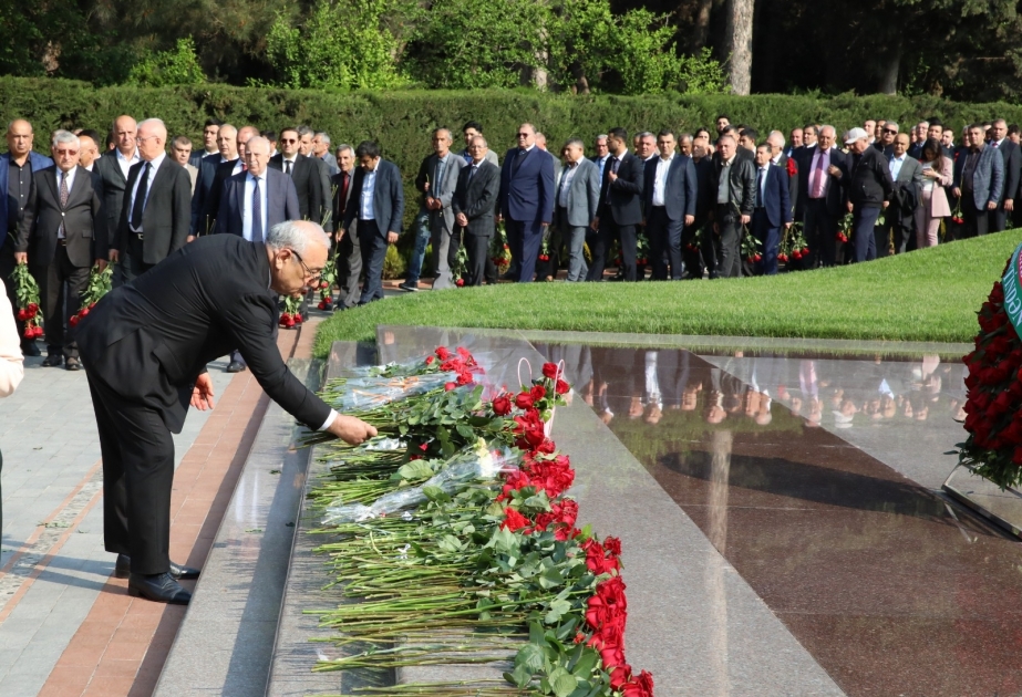 AHİK rəhbərliyi Fəxri xiyabanda Ulu Öndər Heydər Əliyevin məzarını ziyarət edib