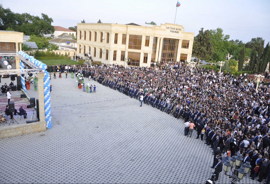 Azərbaycan xalqı yeni əsrə və yeni minilliyə Heydər Əliyev zəkasının işığında qədəm qoyub