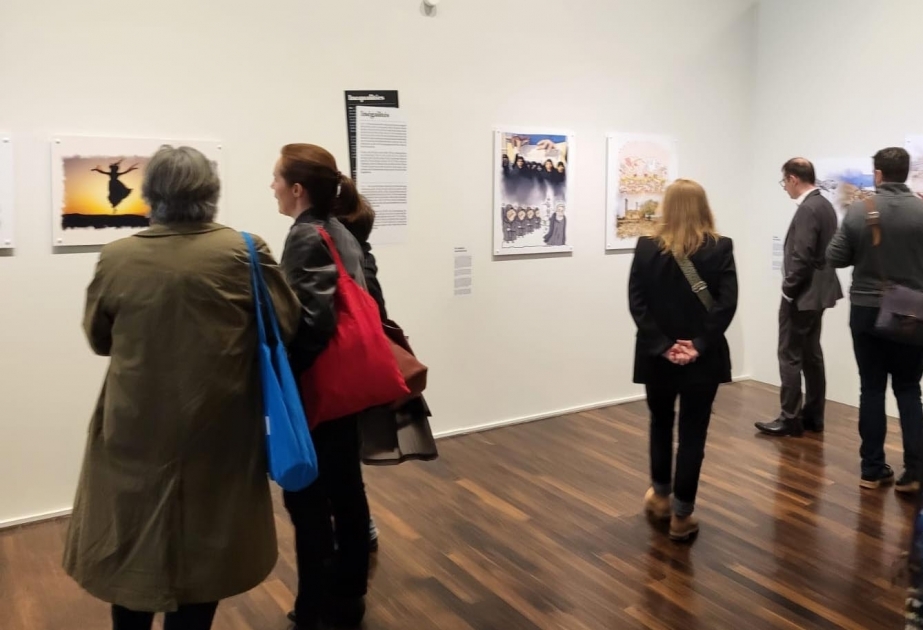 На выставке Резы Дегати в Париже демонстрируется фотография Агдамской мечети – свидетельницы 30-летнего конфликта
