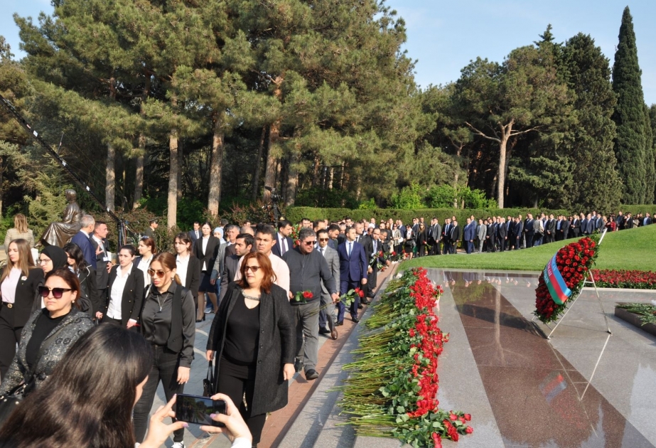 “Gilan Holdinq”in kollektivi Ümummilli Lider Heydər Əliyevin məzarını ziyarət edib