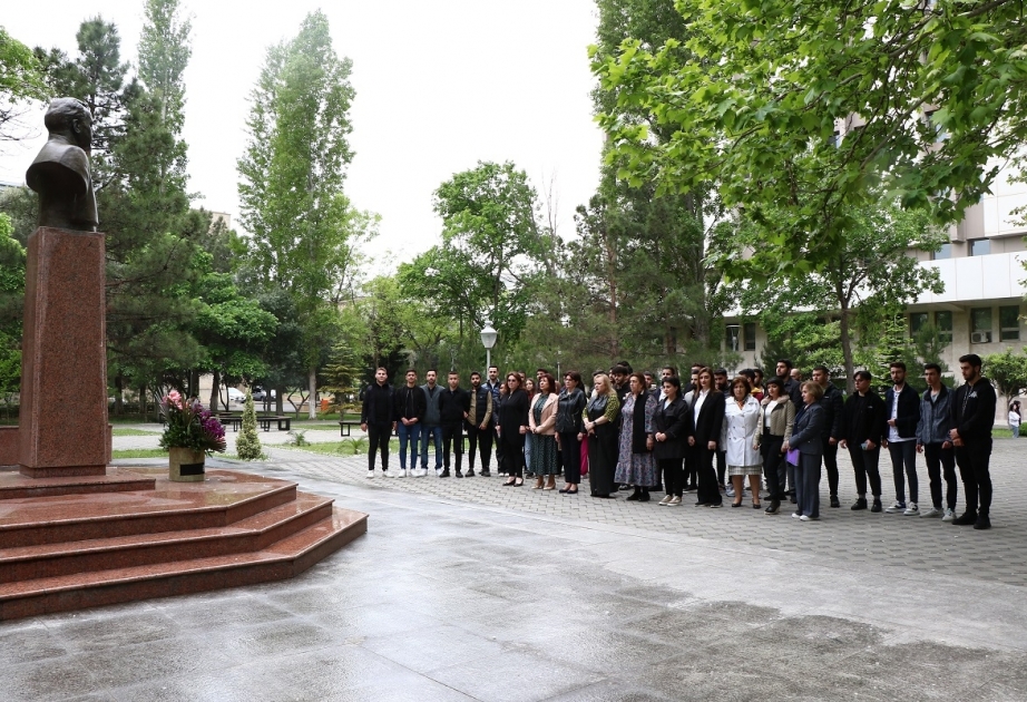 Əcnəbi tələbələr Ulu Öndərin həyat və fəaliyyəti barədə məlumatlandırılıb