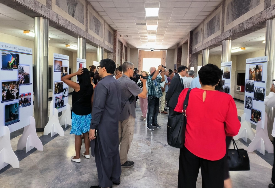 Se organiza una exposición fotográfica "Heydar Aliyev - 100: Momentos de la vida" en Cuba