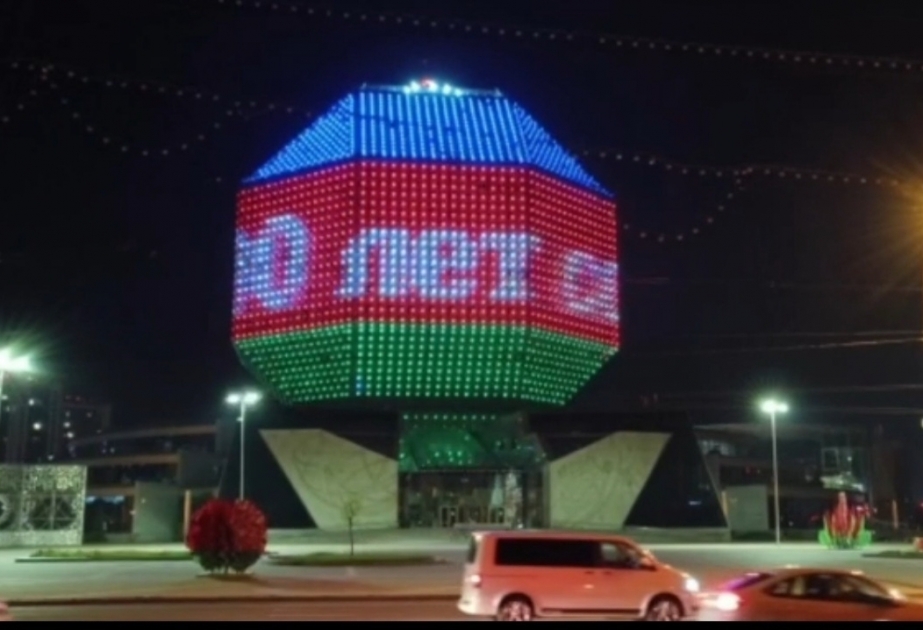 Anlässlich des 100. Geburtstages von Nationalleader Heydar Aliyev Gebäude der Nationalbibliothek in Minsk in Lichtstrahlen Blau, Rot, Grün beleuchtet VIDEO