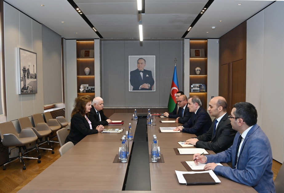 El Canciller de Azerbaiyán se reúne con el jefe de la organización humanitaria “Roots of Peace”